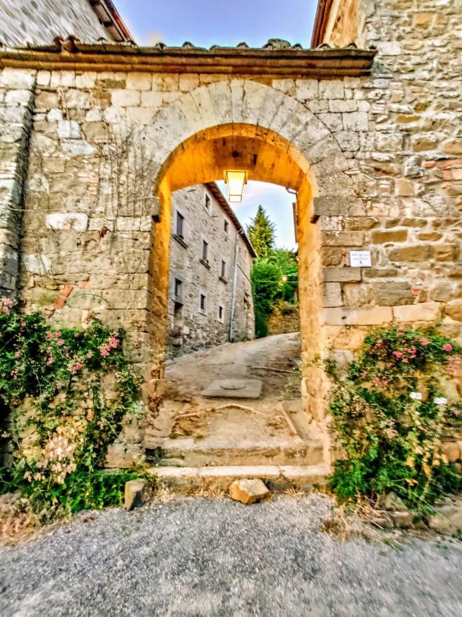 Historic 14Th Century Palazzo Apartments Sarteano Buitenkant foto